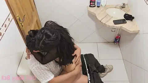 dejo una camara en el bano para confirmar que mi novia me es infiel 1733497571