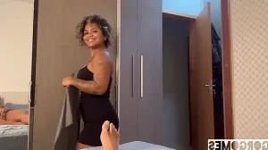 Não aguento ver minha colega de quarto de vestidinho. Chamei ela para fuder e ela teve um SQUIRT.